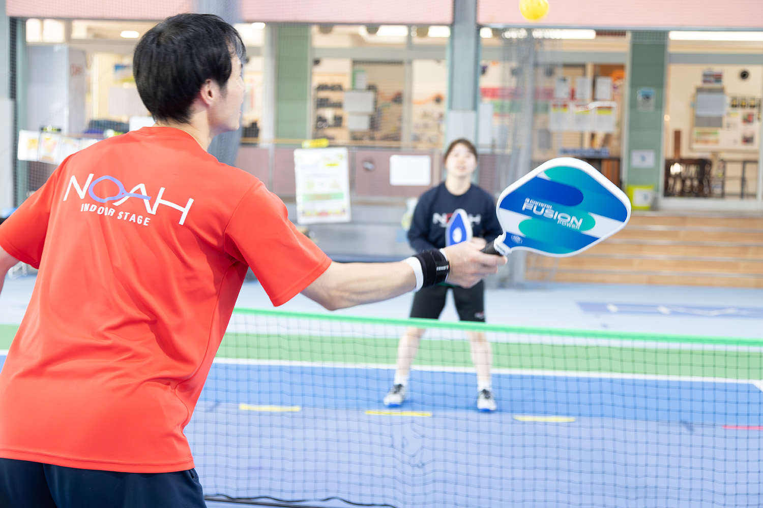 尼崎塚口校で楽しむピックルボールのプレイ風景