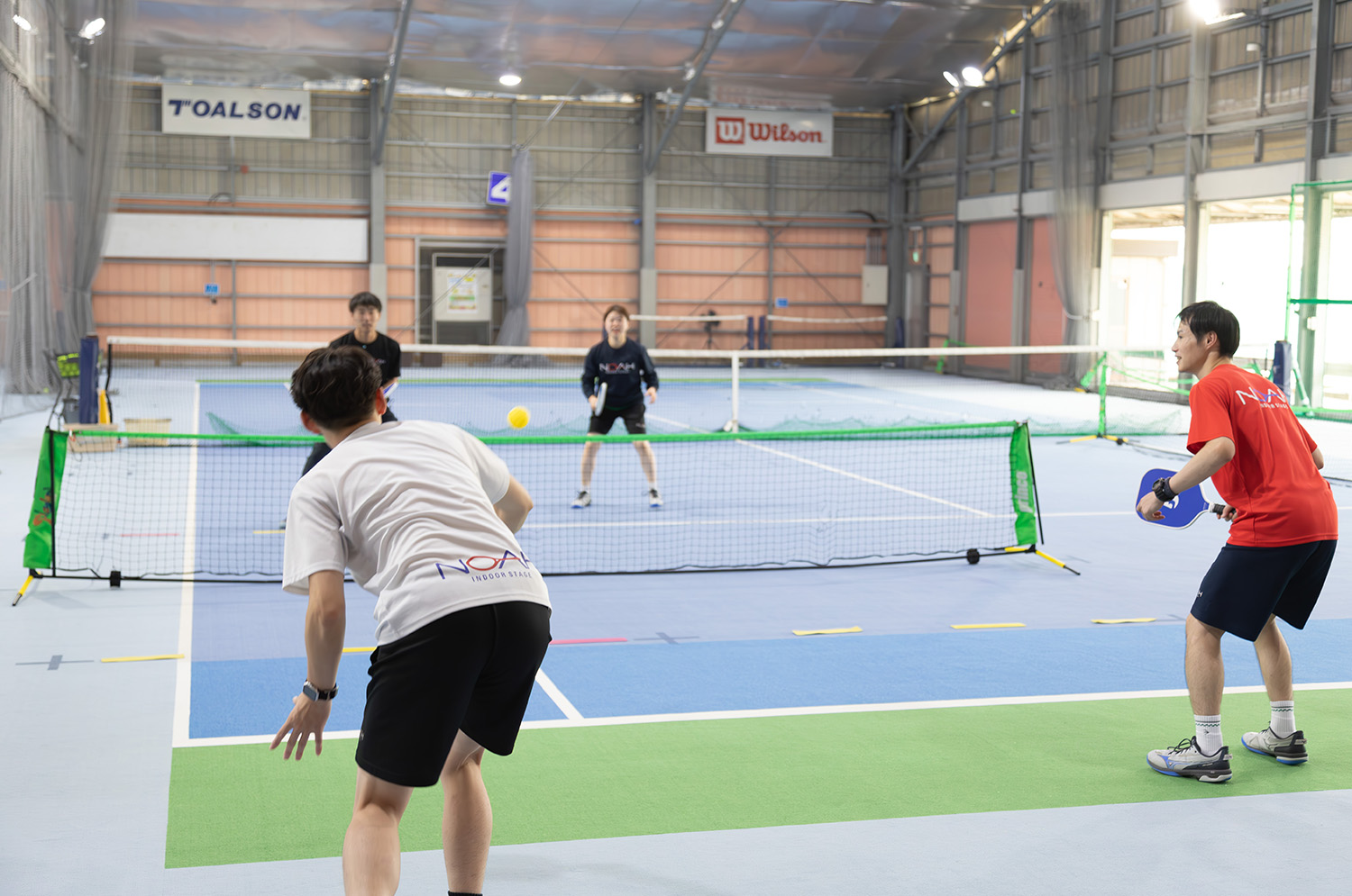 尼崎塚口校で楽しむピックルボールのプレイ風景